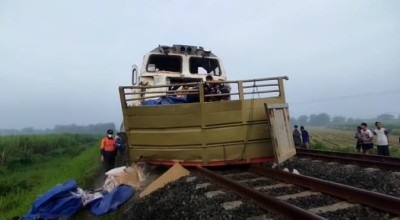 Mogok di Perlintasan Jombang, Truk Pakan Ternak Tertabrak KA Turangga