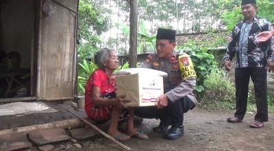 Cerita Nenek Sarmi, Lansia di Jombang saat Menerima Bantuan dari Polisi