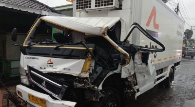 BRAKKK!! Dua Truk Adu Moncong di Jombang