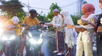 Wow! Ada Pengantin Bagi-bagi Takjil di Surabaya, Ide Kreatif Lissa Kwok