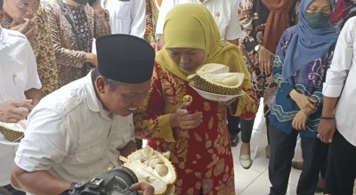 Momen Gubernur Khofifah Belah Duren di Kantor jatimnow.com