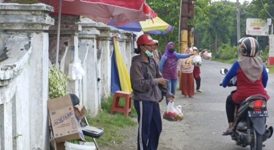 Strategi Penjual Bunga Tabur Makam di Jalan Medokan Semampir, Beromzet Rp1,5 Juta Sehari!