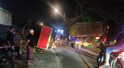 Truk Muat Kayu Terguling, Jalur Genteng-Temuguruh Tersendat 3 Jam