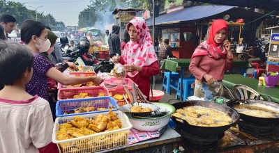 Rekomendasi Ngabuburit di Surabaya: Pasar Takjil Karangmenjangan, Murah Meriah Rek!