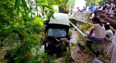 Pikap Muat Kue Lebaran Terperosok ke Sungai di Banyuwangi