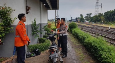 Pemotor Terobos Palang Pintu Disambar Kereta Komuter di Pasuruan, Kondisinya Mengejutkan!