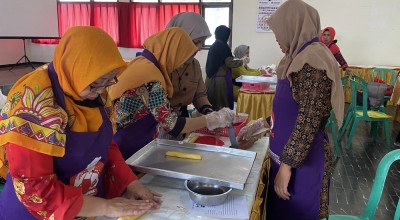 Emak-emak di Ponorogo Dilatih Bikin Kue Kering, Siap Sambut Momentum Idul Fitri