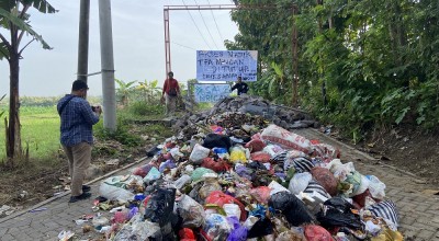 Warga Blokade Jalan Menuju TPA Mrican Ponorogo dengan Sampah