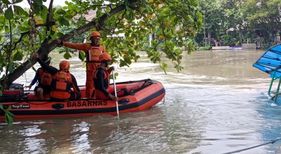 Perahu Tambang Terbalik di Surabaya Disebabkan Bocor, 1 Penumpang dalam Pencarian