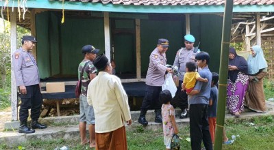 Polisi Bangkalan Beri Santunan Wanita ODGJ dengan 3 Anak