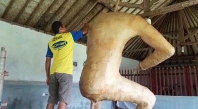 Warga Banyuwangi Rakit Ogoh-ogoh Sambut Hari Raya Nyepi