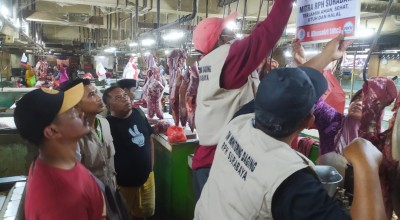 Jelang Ramadan, RPH Surya Bagikan Papan Mitra untuk Pedagang Dading Sapi