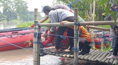 Perahu Tambang Terbalik di Surabaya, Keluarga Korban Hilang Tabur Bunga