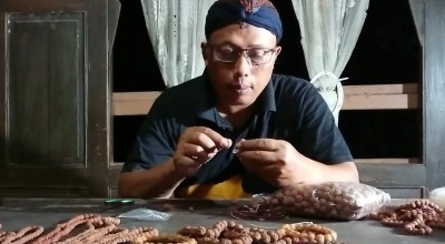 Pesanan Tasbih Biji Genitri di Tulungagung Meningkat, Ini Khasiatnya