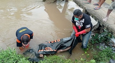 Mayat Pria Bercelana Dalam Mengapung di Mojokerto