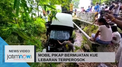 Mobil Pikap Bermuatan Kue Lebaran Terporosok