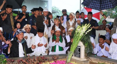 Anies Ziarah ke Makam Kiai Sepuh dan Bertemu Ulama se Madura Raya