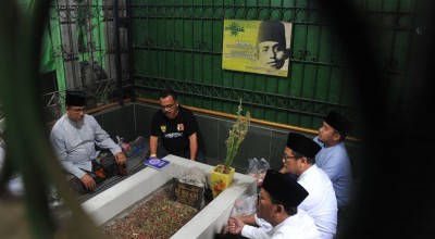 Anies Ziarah ke Makam KH Mas Alwi, Pencetus Nama NU di Surabaya