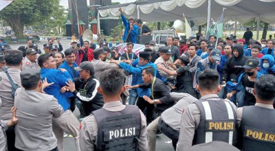 Demo Mahasiswa Cipayung di Pendopo Kabupaten Jombang Ricuh