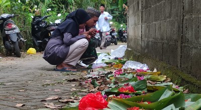 Makam Leluhur Berganti, Warga Banyuwangi Kirim Doa dari Balik Tembok