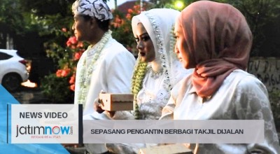 Sepasang Pengantin Berbagi Takjil Gratis
