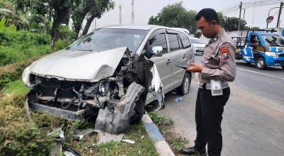 Innova Ringsek Tabrak PJU di Mojokerto Usai Tersenggol Dump Truck