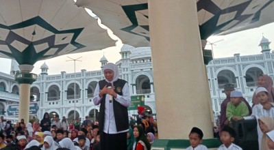 Khofifah Santuni Anak Yatim dan Salurkan Zakat Produktif di Bawah Payung Madinah Kota Pasuruan