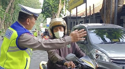 Info Rek... Polsek Tenggilis Mejoyo Sediakan Parkir Gratis untuk Pemudik