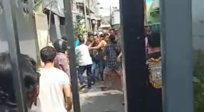 Bandit Bertato di Surabaya Dihajar Warga Usai Tepergok Curi Motor dalam Gang Padat Penduduk
