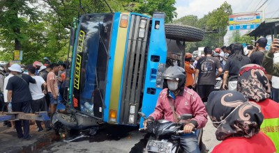 Dump Truk Seruduk Innova dan 4 Motor di Mojokerto, 1 Meninggal