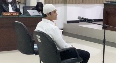 Wajah Tenang Venna Melinda dan Senyum Ferry Irawan dalam Sidang KDRT di Kediri
