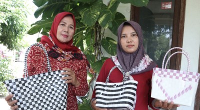 Tas Anyaman Plastik Karya Ibu Muda Plosoklaten, Kediri Jadi Buruan Jelang Lebaran