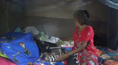 Nenek di Jombang Hidup Sebatang Kara Bersama Ayam