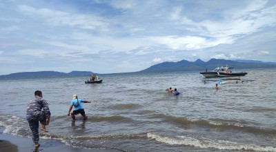 Sampan Berpenumpang 4 Orang Terbalik di Perairan Marina Boom Banyuwangi