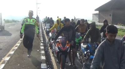 Puluhan Remaja Tuntun Motor Digiring ke Mapolsek Mojoagung, Terindikasi Balap Liar