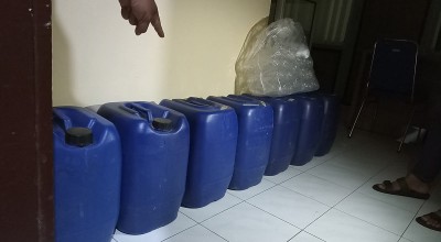 Rumah Pengedar Miras Oplosan Moke asal Flores Digerebek, Ratusan Liter Disita Polisi