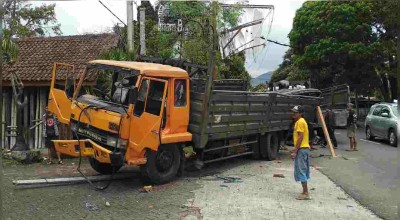 Rem Blong, Truk Bermuatan Besi Tabrak Tiang Listrik