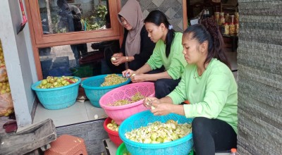 Ibu di Kota Batu Raup Puluhan Juta Rupiah Per Hari dari Produksi Keripik Buah