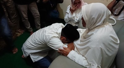 Anas Urbaningrum Sungkem Ibu di Blitar, Tiada Kata Hanya Air Mata