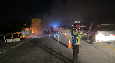 Mobil Avanza Hangus Terbakar di Tol Mojokerto