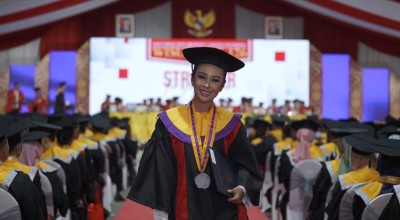 Berjualan Bakso Tak Halangi Hesti Raih Gelar Sarjana dengan Beasiswa Penuh Untag Surabaya