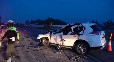 Mobil Nissan X-Trail Seruduk Truk Tronton di Tol Jombang Mojokerto