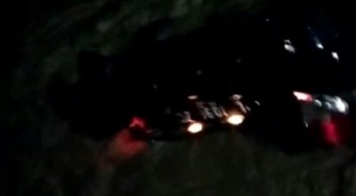 Mobil Minibus Nopol Surabaya Terperosok dan Hanyut di Sungai Tuban