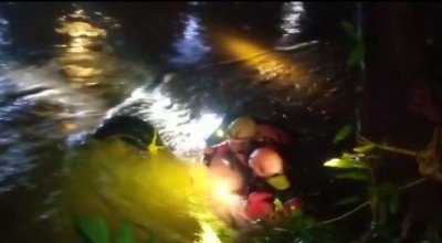 Mobil Tercebur ke Sungai di Tuban Dievakuasi, Kondisi 2 Penumpangnya Bagaimana?