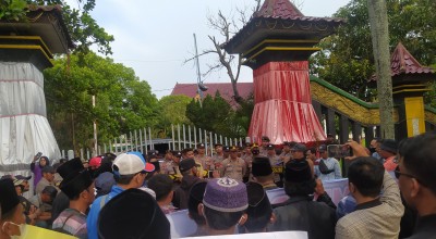 Protes Proses Pilkades, Ratusan Warga Demo di Kantor Pemkab Bangkalan