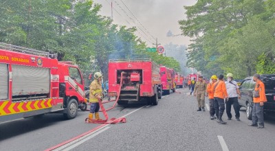 Hindari Jalan Diponegoro Surabaya, Arus Dialihkan Imbas Apotek Kimia Farma Terbakar