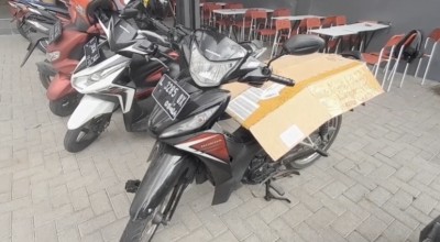 Motor Pengunjung Kedai Es Krim di Surabaya Tertukar, Rekaman CCTV Jadi Petunjuk