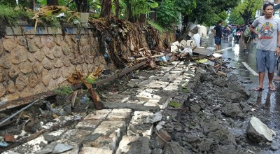 Tanggul Sungai di Darmo Surabaya Ambrol, 2 Motor Rusak Parah