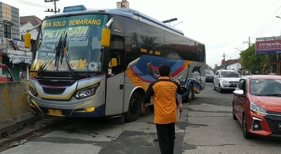 Motor Terjatuh Disenggol Pikap di Jombang, Belakangnya ada Bus Sugeng Rahayu Melaju