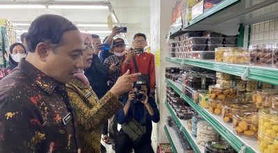 Petugas Gabungan Temukan Makanan Kedaluwarsa saat Sidak Swalayan di Ponorogo